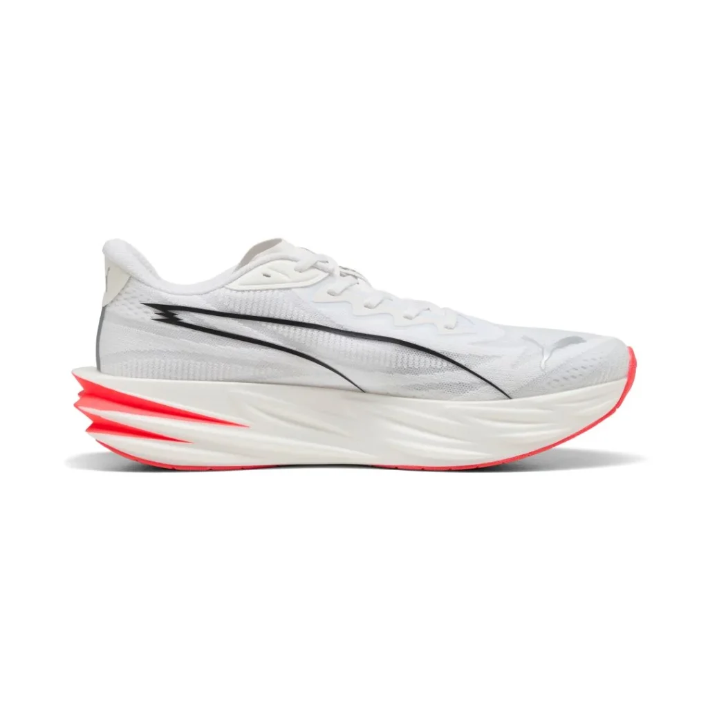 Sapatilha Puma branca de perfil com amortecimento lateral vermelho.