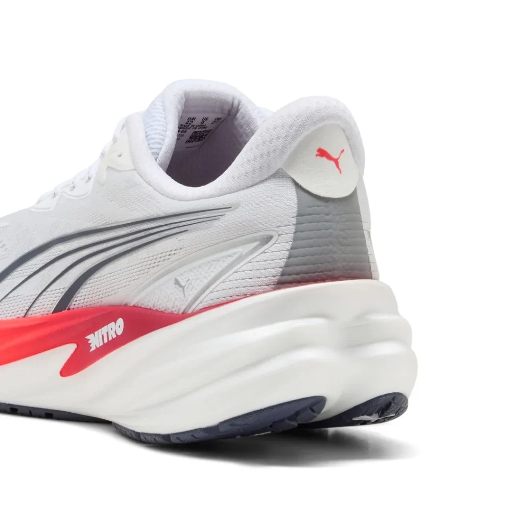 Detalhe do calcanhar de um ténis de corrida Puma branco.