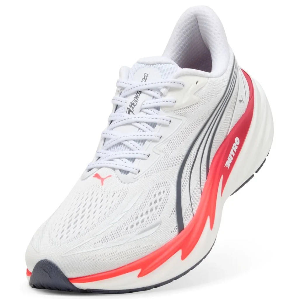 Ténis Puma Velocity Nitro branco com detalhes em vermelho.