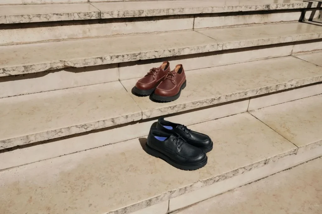 Sapatos de couro castanhos e pretos em escadas.