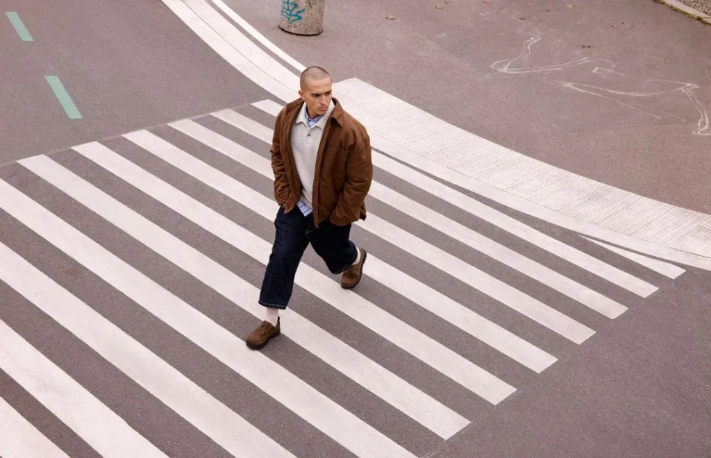 Homem a atravessar passadeira na rua