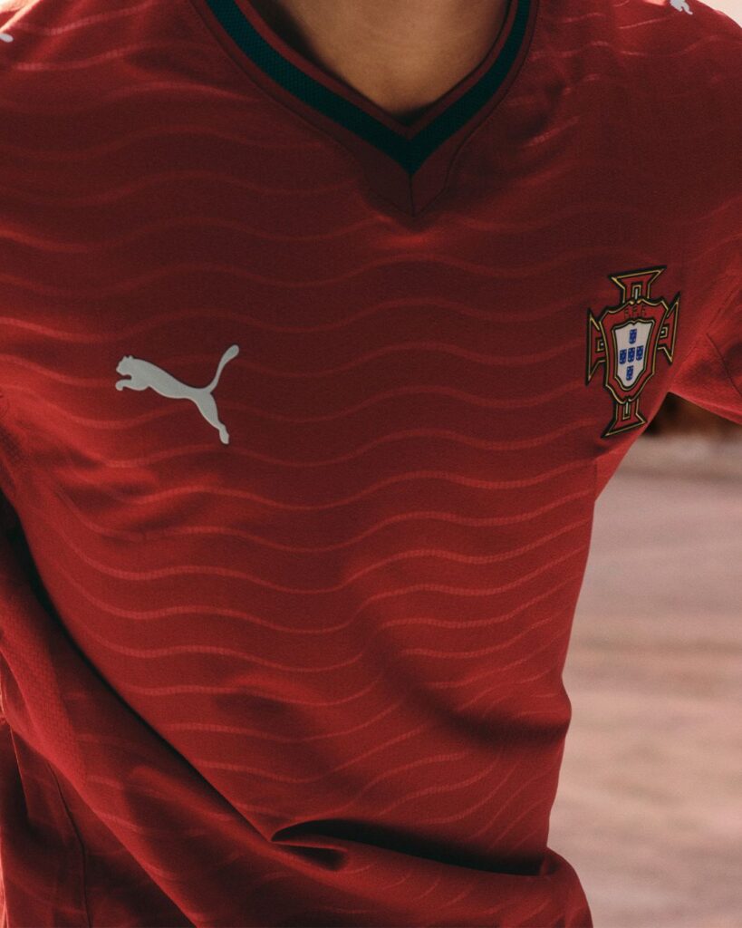 Camisola vermelha com logotipo Puma e emblema Portugal.