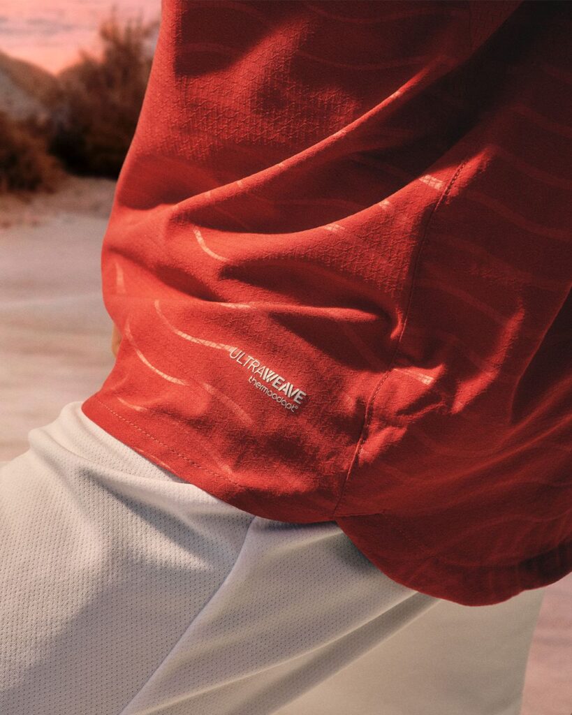 Camisola vermelha com detalhe ultraleve.