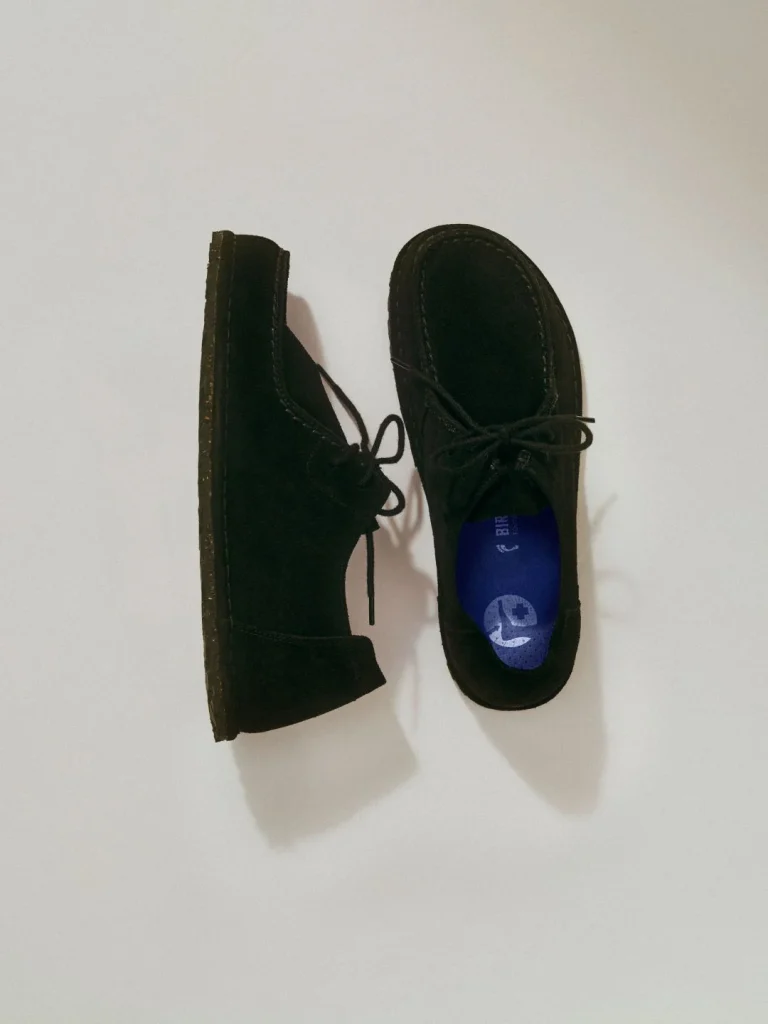 Sapatos pretos de camurça.