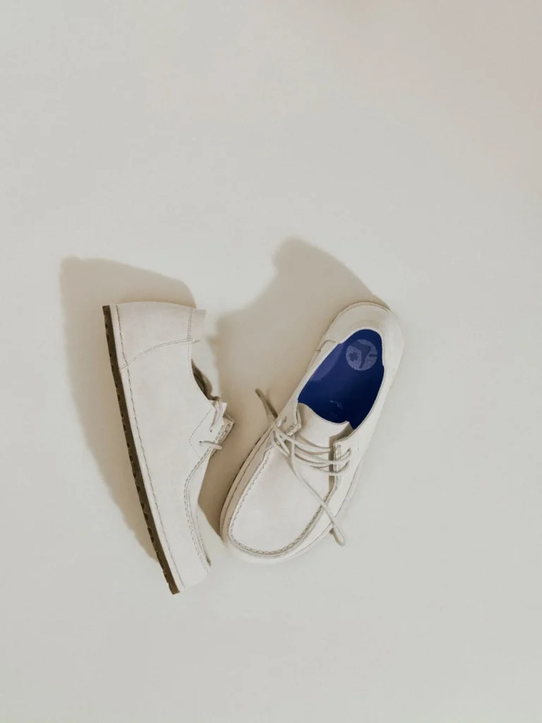 Sapatos brancos informais de camurça