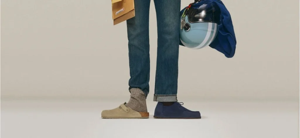 Sapatos diferentes: sandália e sapato azul