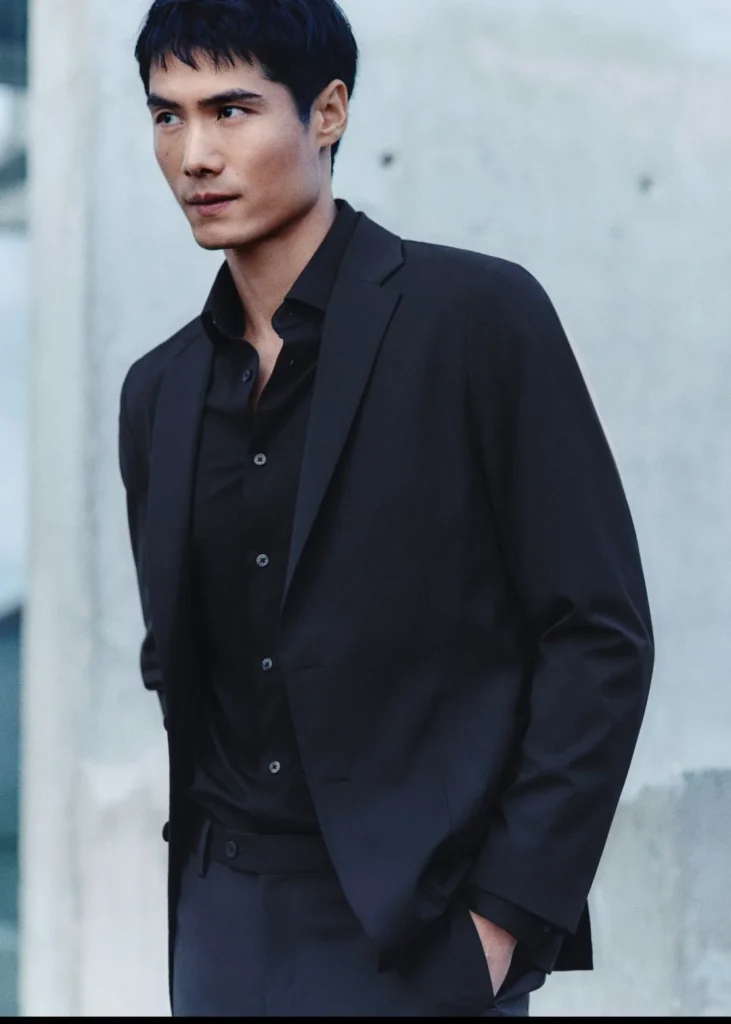 Homem elegante com fato preto.