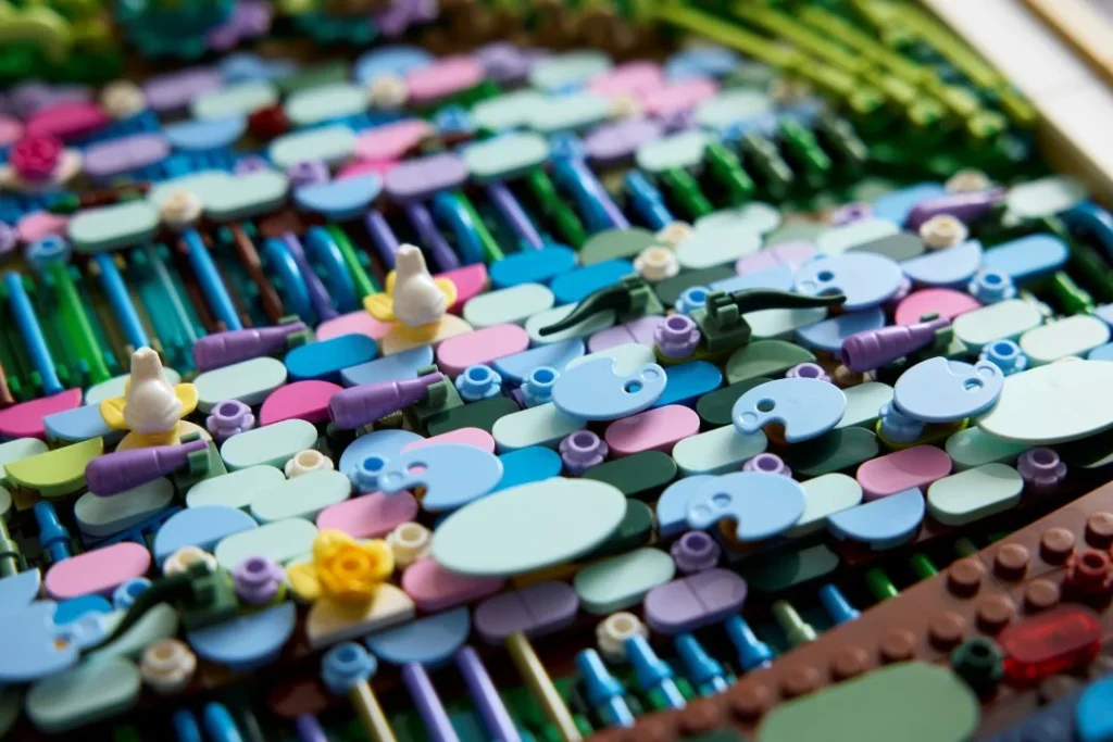 Construção LEGO colorida abstrata.