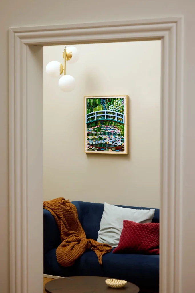 Sala com quadro inspirado em Monet e sofá azul