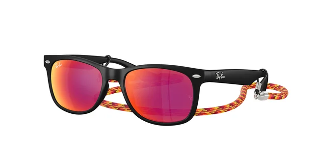 Óculos de sol para crianças da Ray Ban com armação preta tradicional equipados com lentes espelhadas em rosa vibrante e um prático cordão de pescoço colorido.