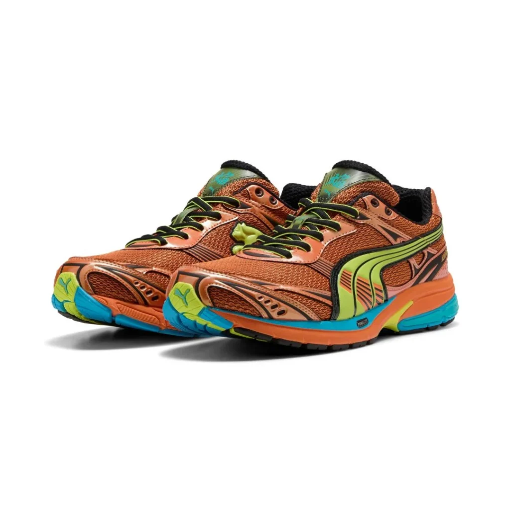 Sapatilhas Puma cor de laranja, verde e azul.