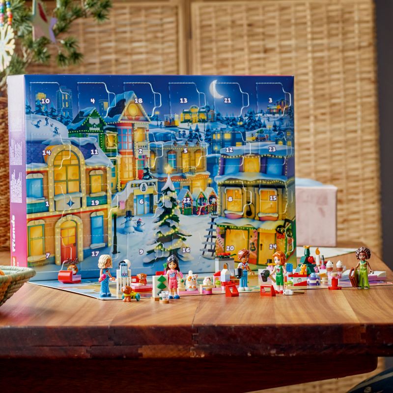 Calendário do Advento com brinquedos coloridos na mesa.