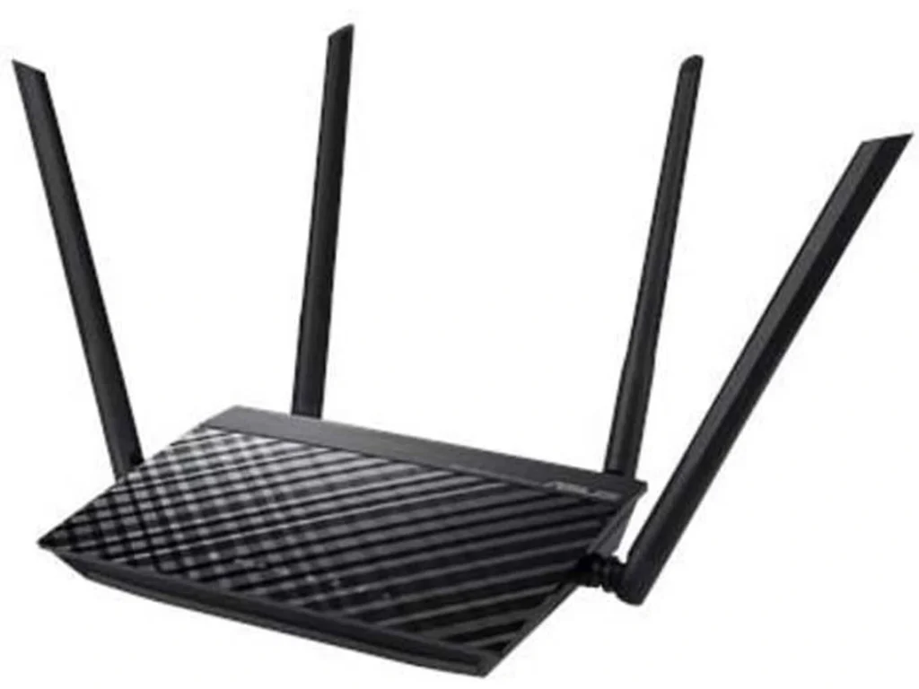 Roteador Wi-Fi com quatro antenas verticais pretas.