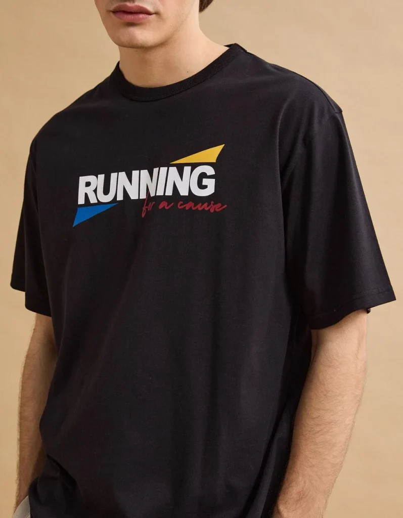 Homem com t-shirt preta "RUNNING for a cause".