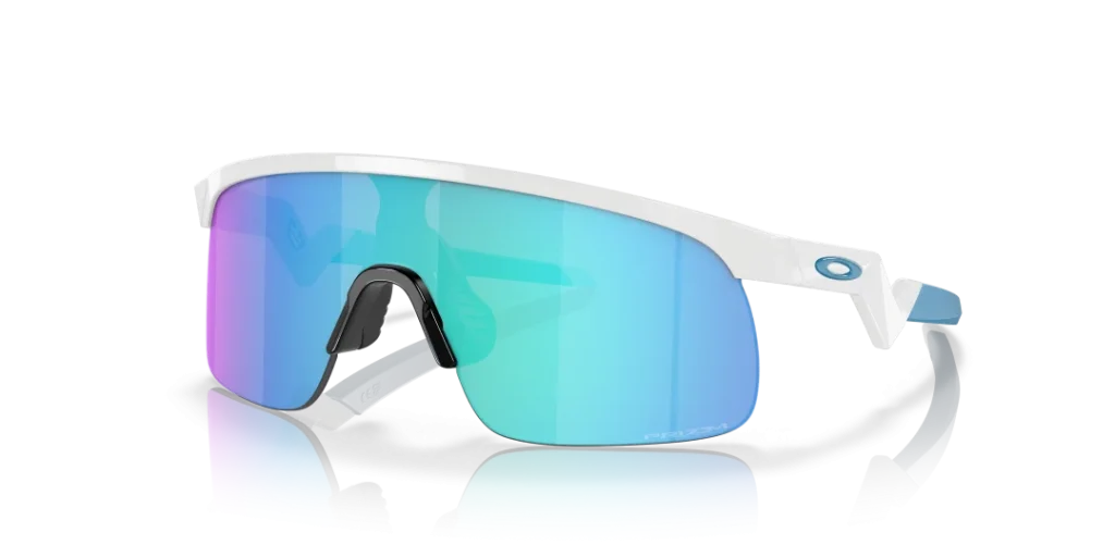 Óculos de sol para crianças de perfil aerodinâmico e desportivo da Oakley apresentando uma armação branca e azul com uma lente panorâmica espelhada em tons ciano.