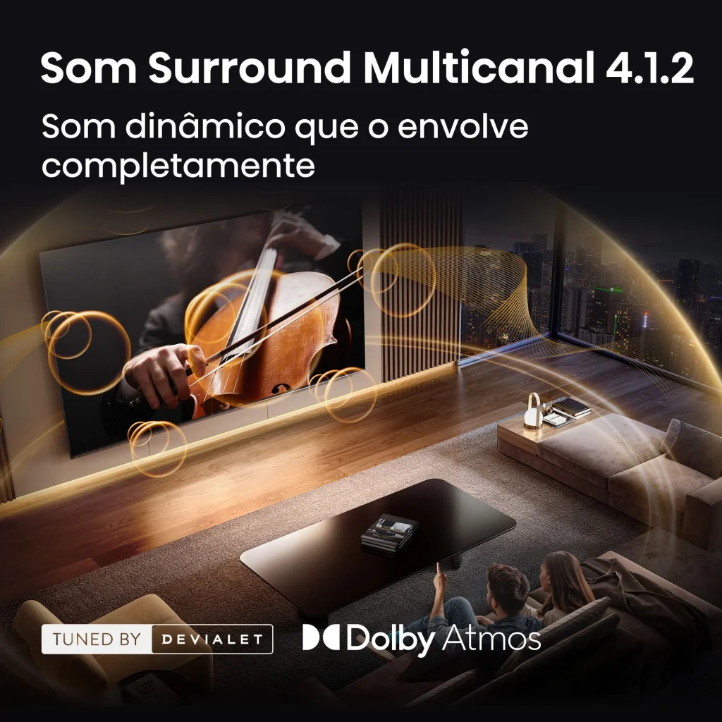 Som surround 4.1.2 que envolve uma sala de estar moderna.