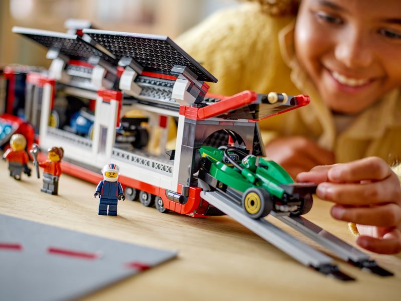 LEGO Camião de F1® com Carros RB20 e AMR24 (60445)