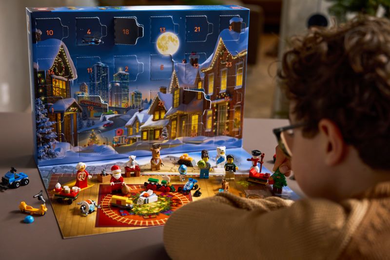 Criança monta brinquedo de Natal com calendário advento.