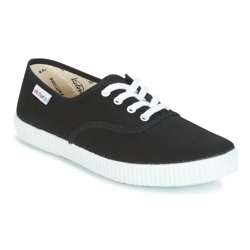 Ténis preto com atacadores brancos, estilo casual.