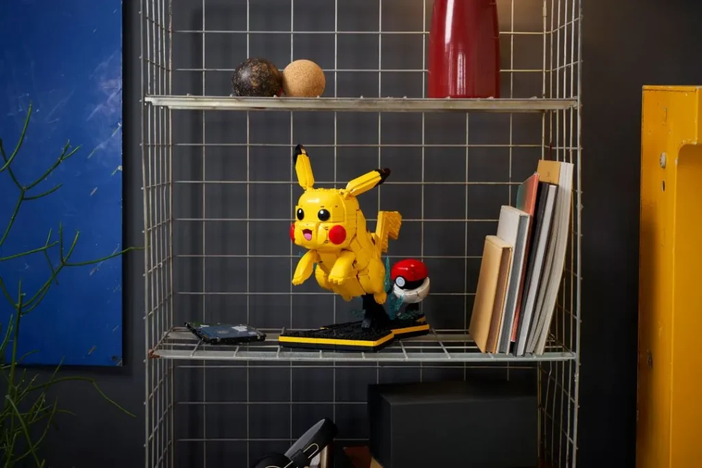 Figura de Pikachu em estante metálica.