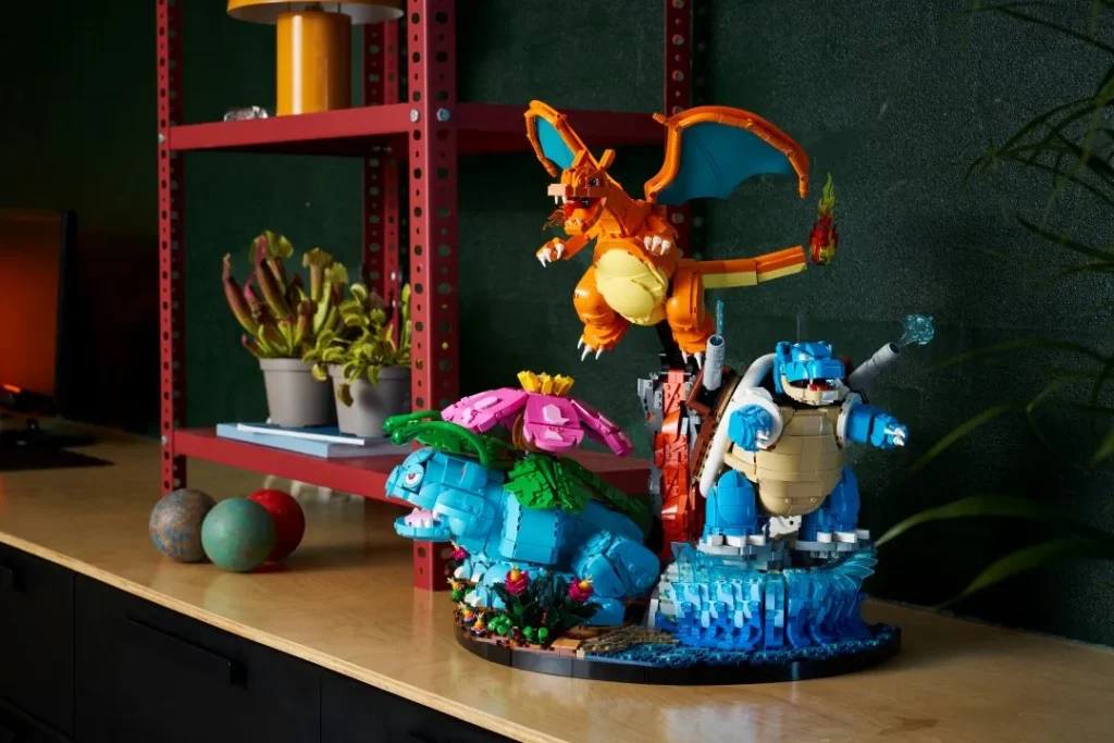 Modelos Pokémon de brinquedo em prateleira decorativa.