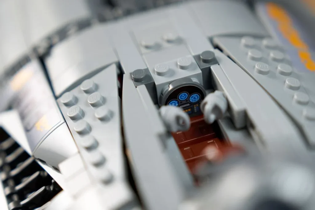 Cockpit LEGO detalhado com painel de controlo