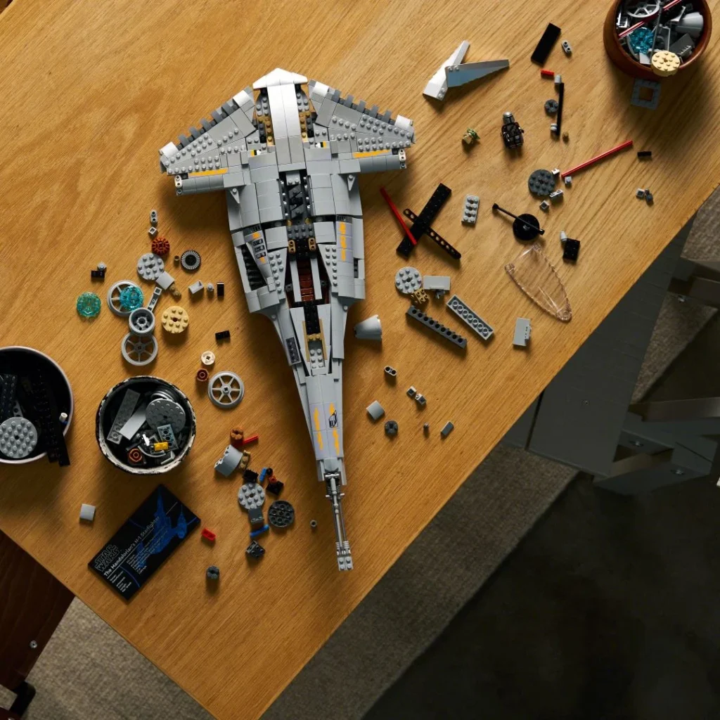 Construção LEGO Star Wars N-1 Starfighter na mesa.