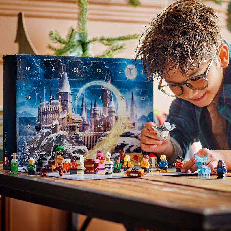 Criança brinca com calendário do advento de Harry Potter.