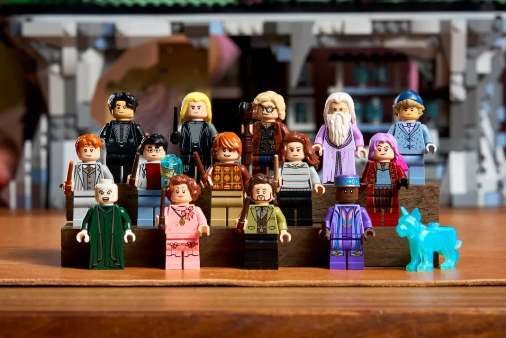 Minifiguras LEGO de personagens de Harry Potter em blocos de madeira.
