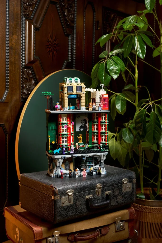 Set LEGO do Ministério da Magia sobre malas vintage.