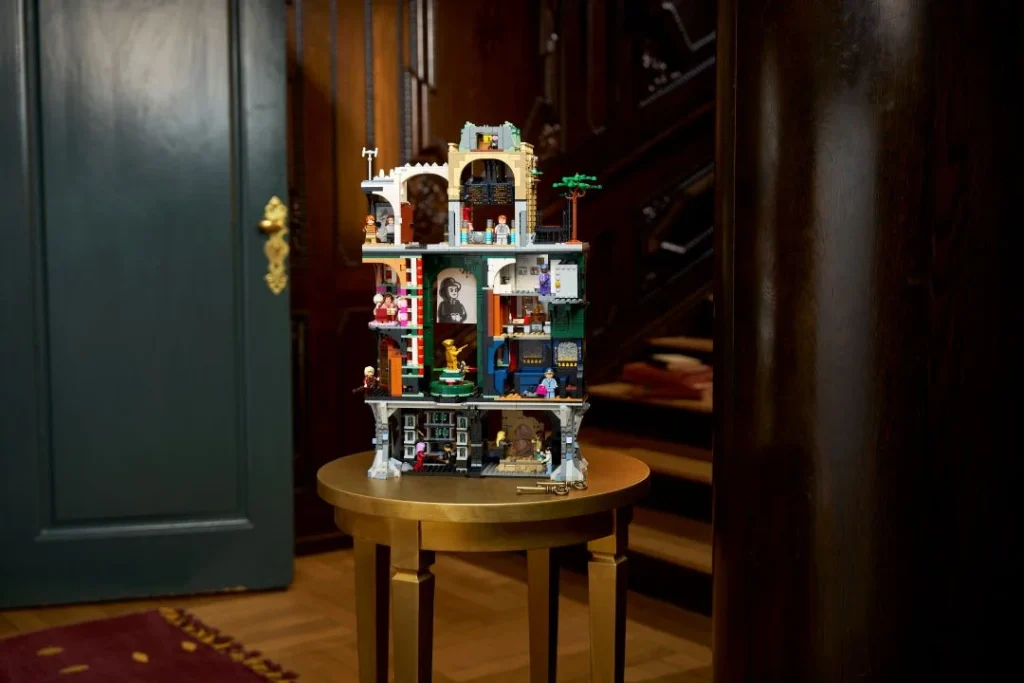 Conjunto LEGO do Banco Gringotts sobre uma mesa dourada.