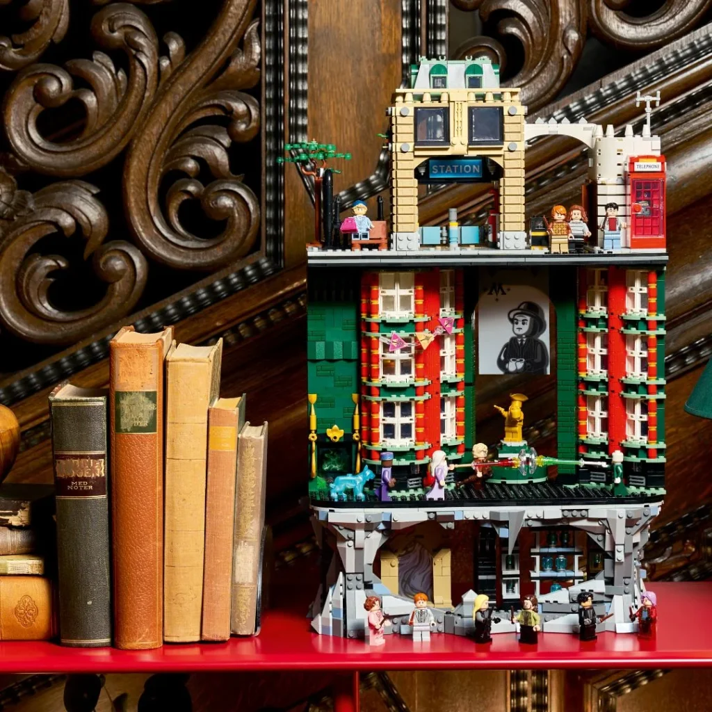 LEGO Harry Potter Ministério da Magia junto a livros antigos.