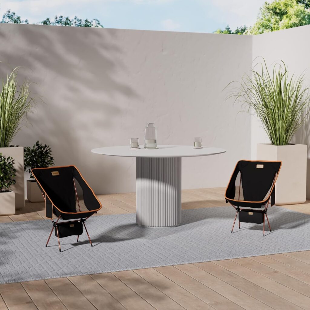 Terraço com mesa redonda e cadeiras modernas.