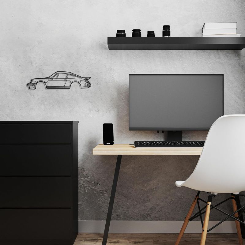 Escritório minimalista com cadeira e computador.