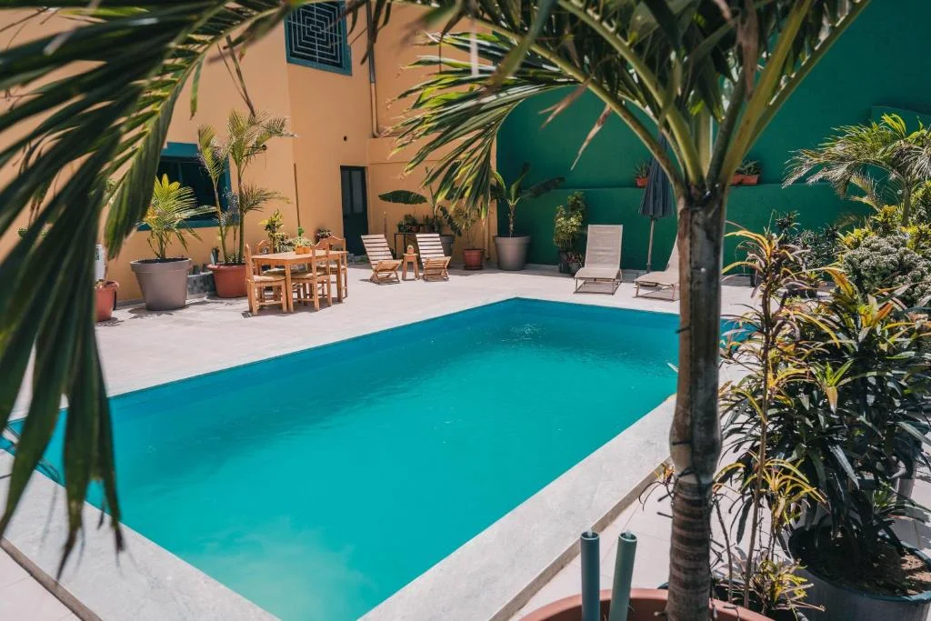 Área exterior com terraço e jardim da Casa Jardim di Sol no bairro de Palmarejo na cidade da Praia em Santiago Cabo Verde.