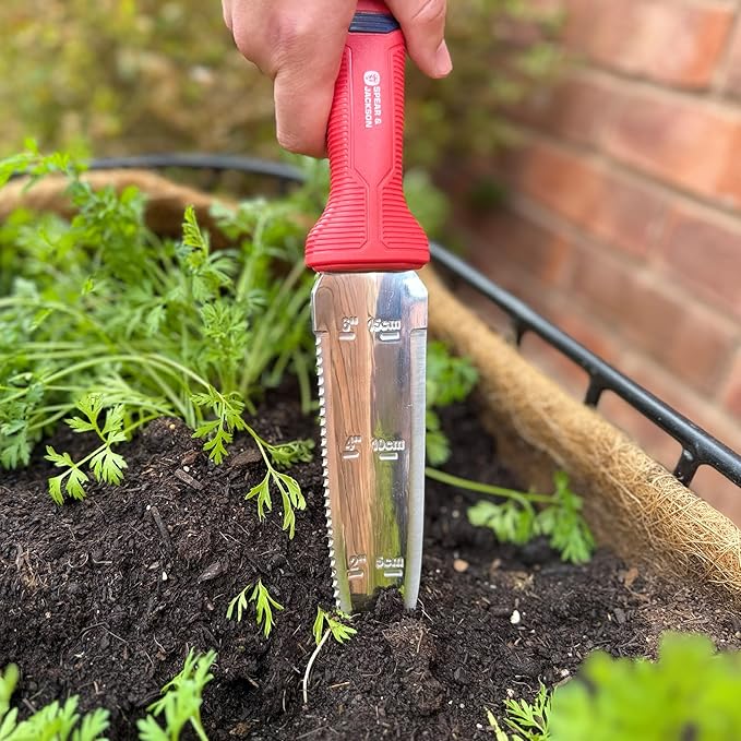 Faca de jardinagem a cortar ervas na horta.