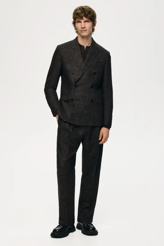 Homem em fato cinzento escuro elegante