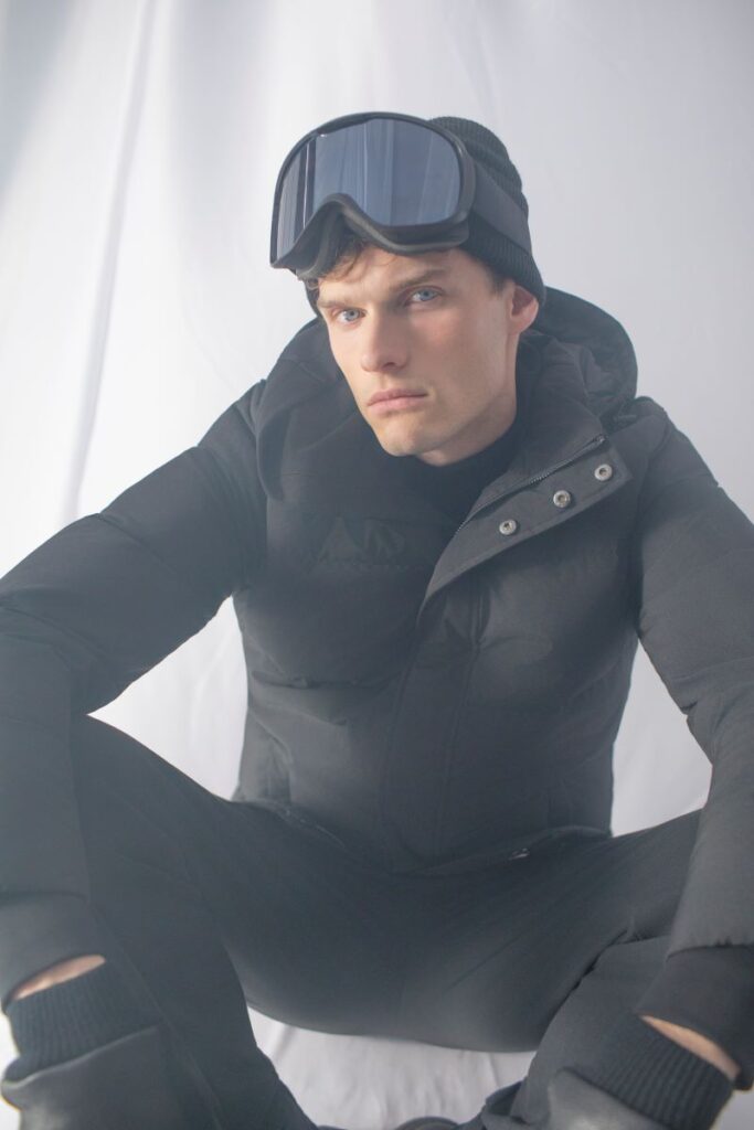 Homem com roupa de inverno e óculos de esqui
