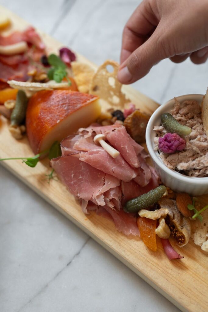 Tábua de queijos e charcutaria gourmet com patê.
