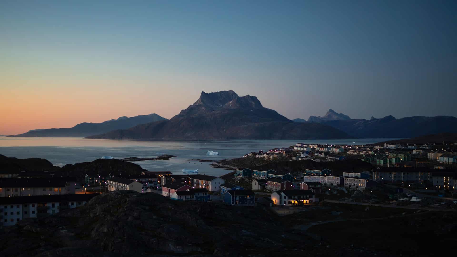 Foto de <a href="https://unsplash.com/pt-br/@arc_gl?utm_content=creditCopyText&utm_medium=referral&utm_source=unsplash">Aningaaq Rosing Carlsen</a> na <a href="https://unsplash.com/pt-br/fotografias/cidade-perto-do-corpo-de-agua-durante-o-dia-4PLVrOZ09Ng?utm_content=creditCopyText&utm_medium=referral&utm_source=unsplash">Unsplash</a>
