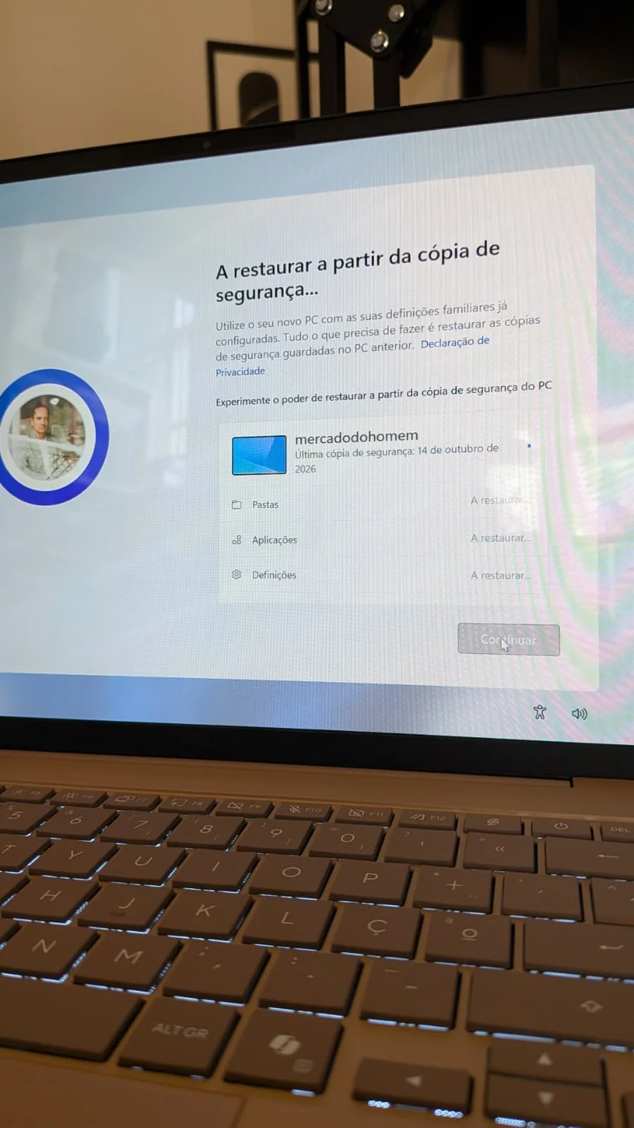 Ecrã e teclado do portátil ASUS Zenbook 14 UX3480KA a exibir o processo de restauro de cópia de segurança do Windows