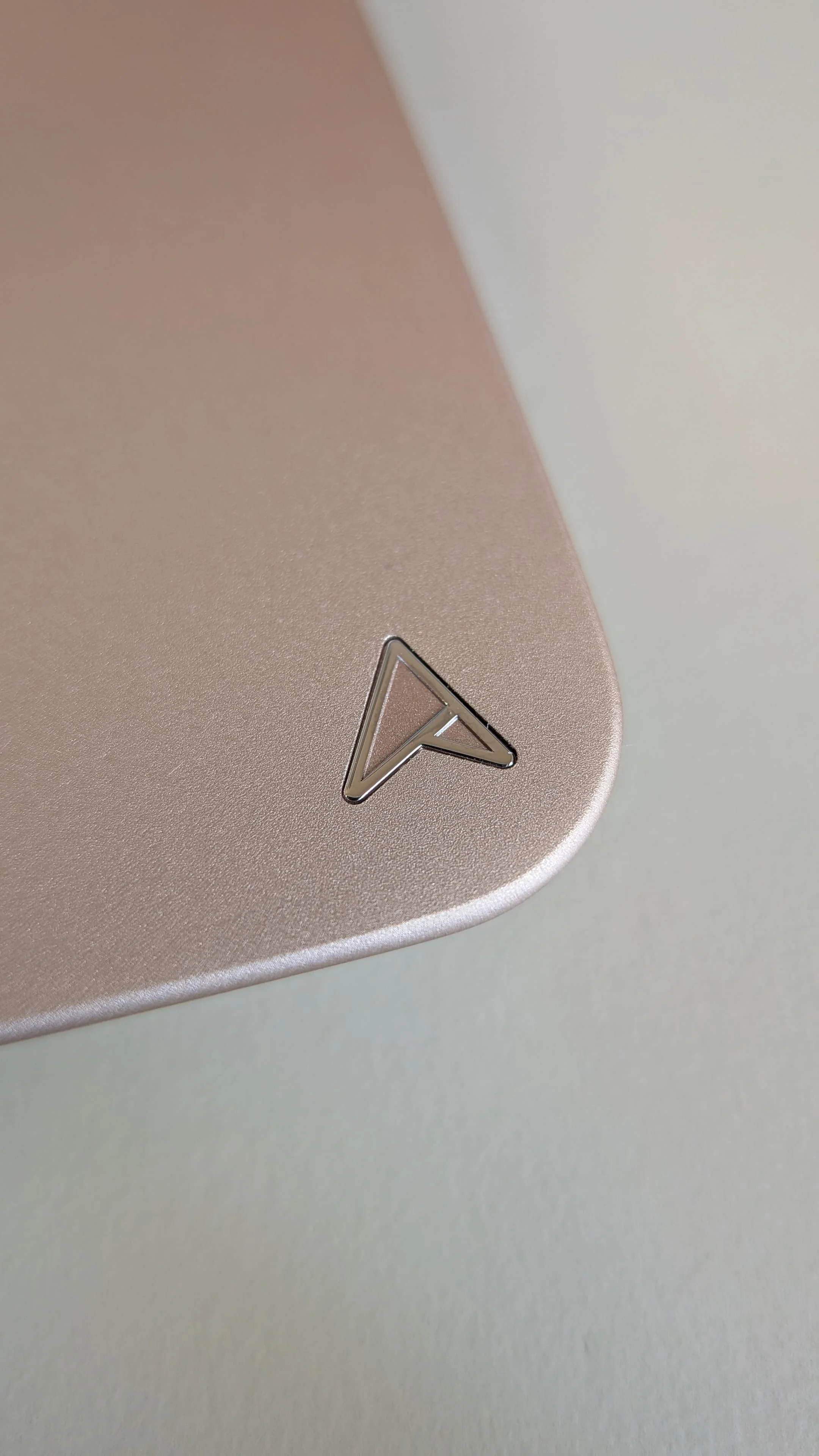 Canto da tampa do portátil ASUS Zenbook 14 UX3480KA com acabamento texturizado em Ceraluminum e logótipo prateado