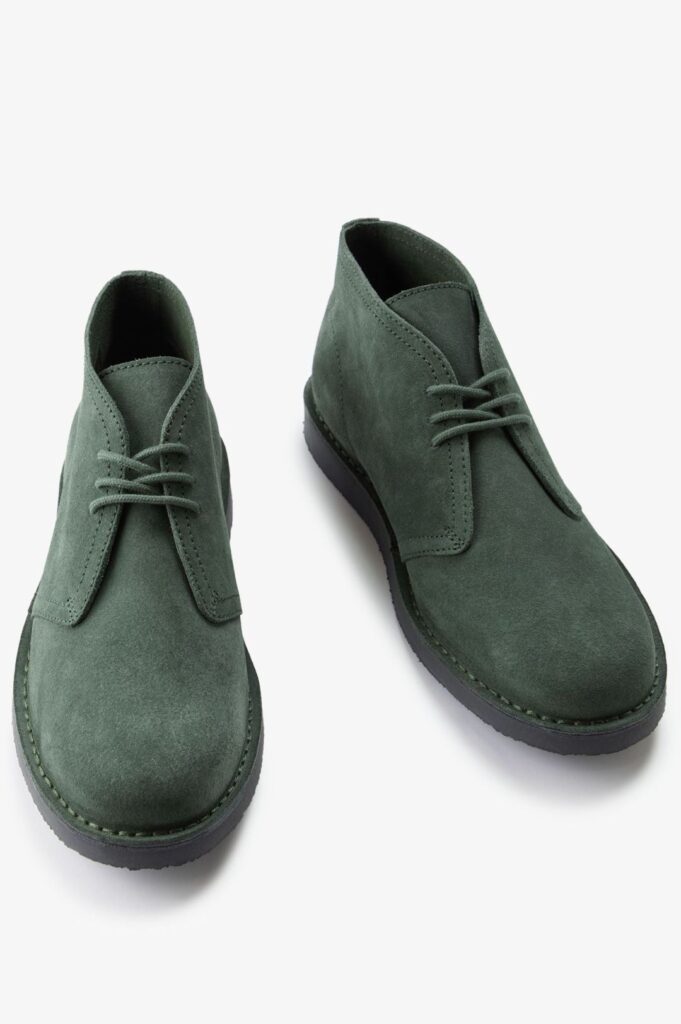 Botas verdes de camurça com atacadores.