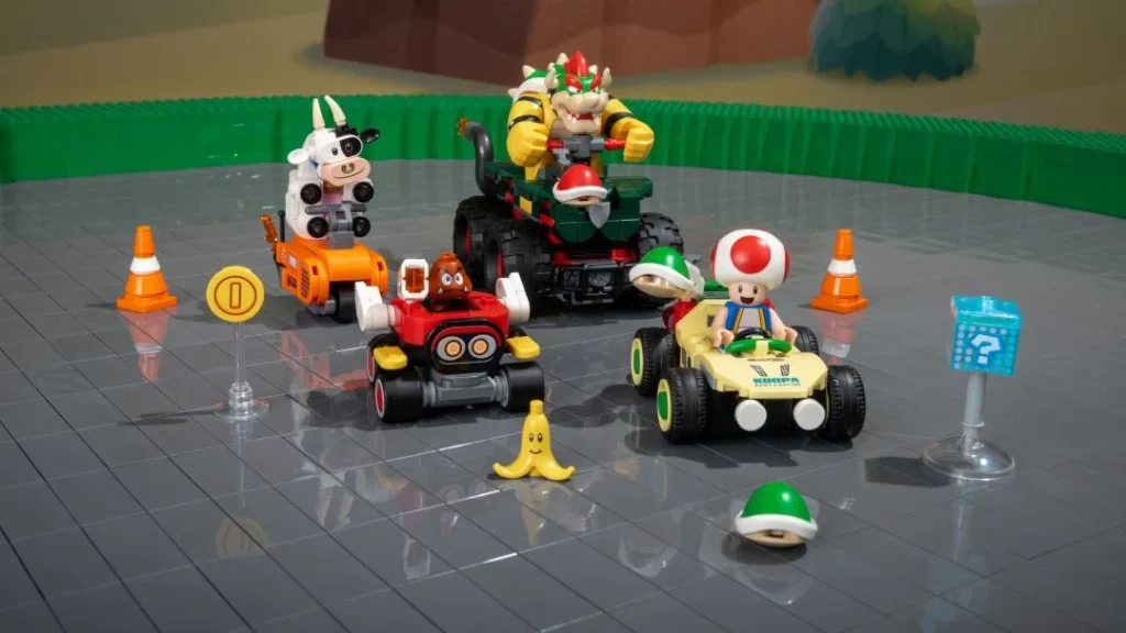 Figuras e veículos LEGO Mario Kart numa pista de corrida.