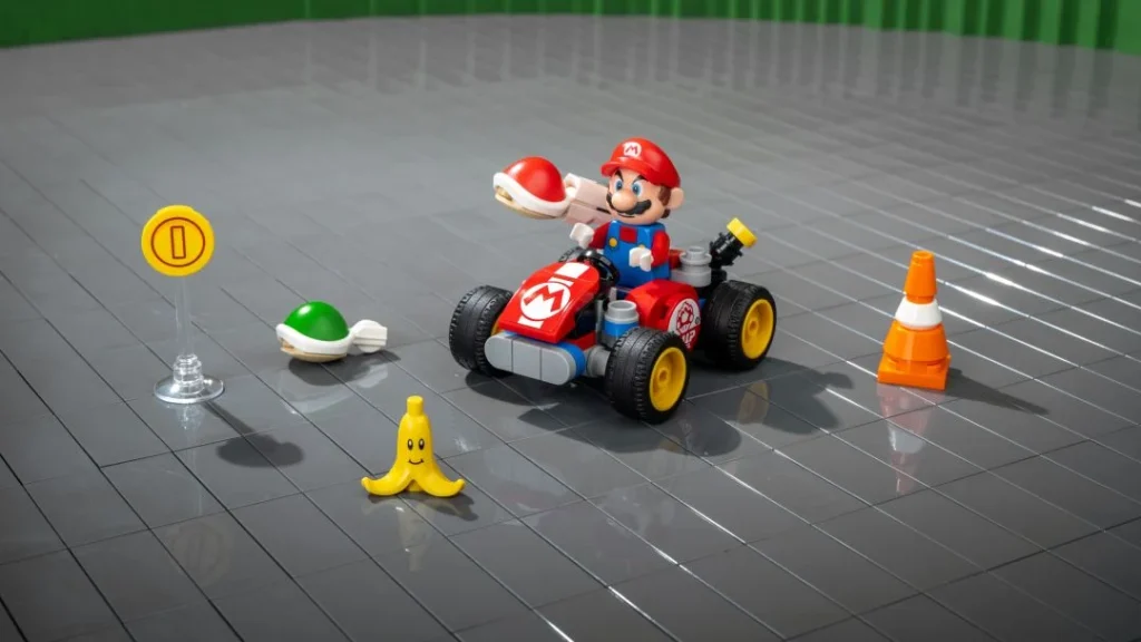 Minifigura LEGO de Mario num kart vermelho, acompanhada por acessórios como casca de banana, casco verde e cone