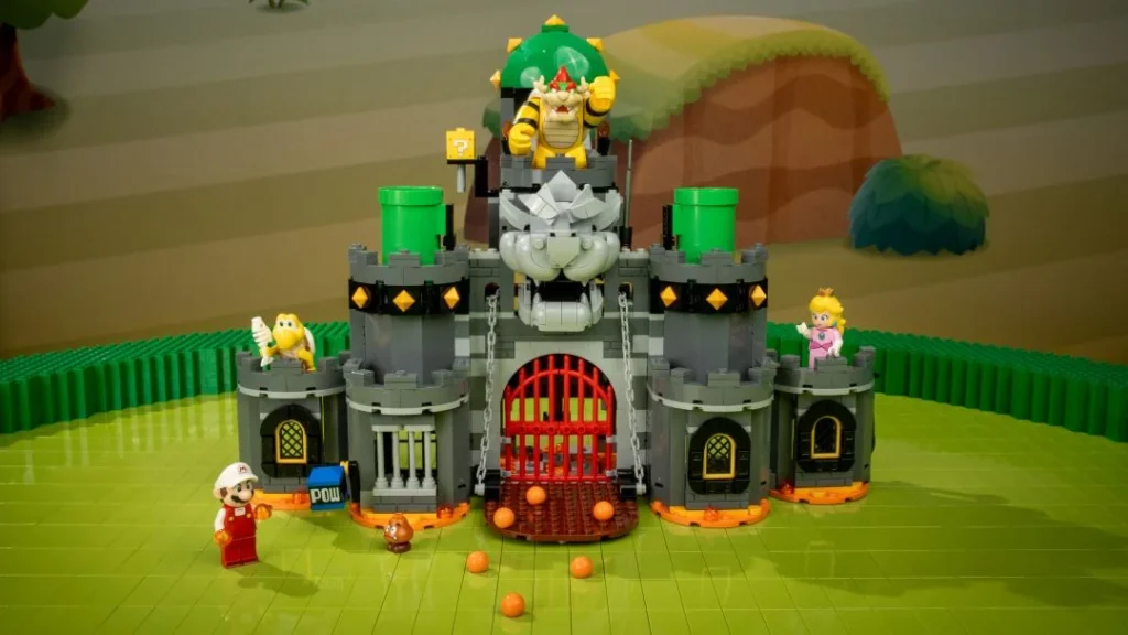 Castelo do Bowser em LEGO com figuras do Mario e Peach.