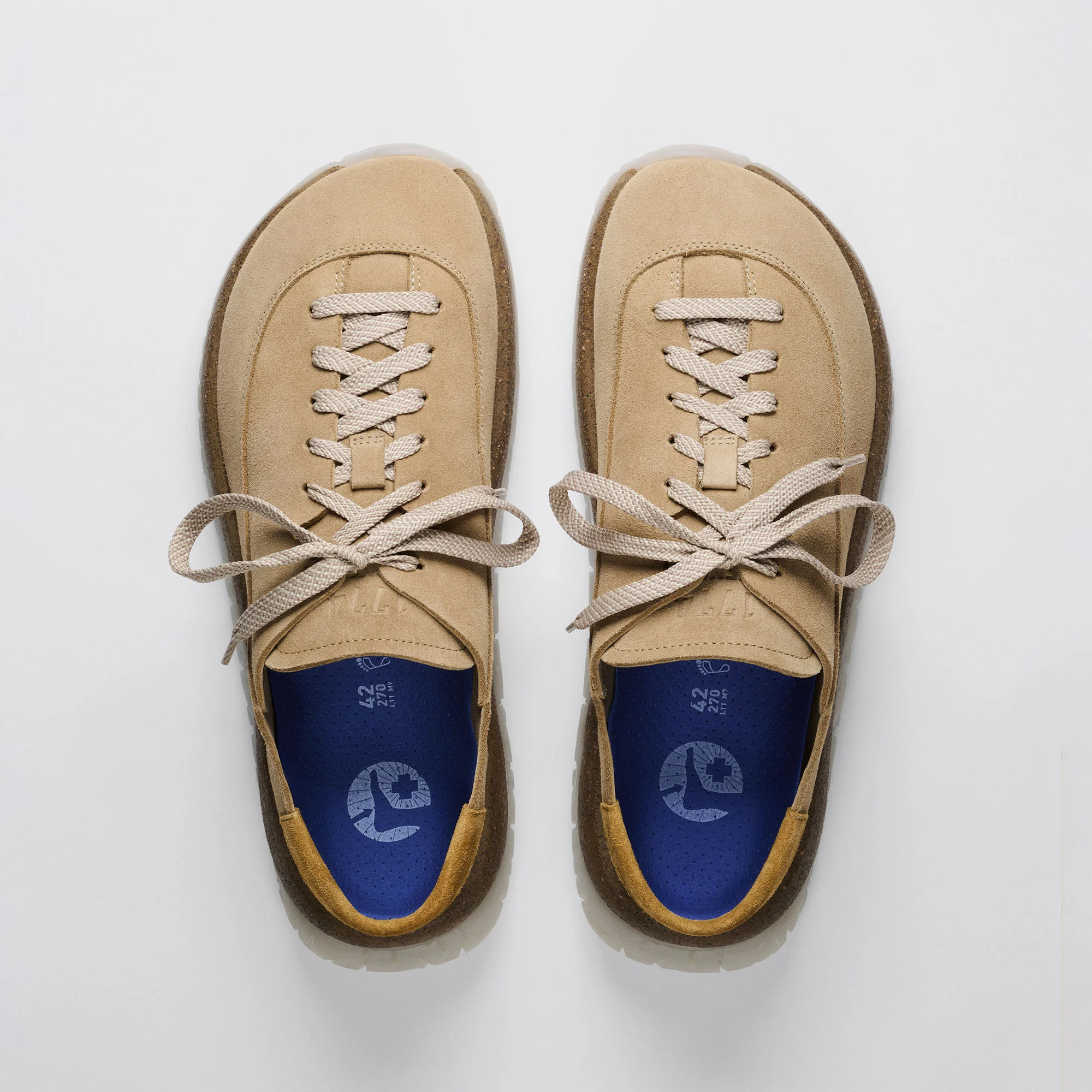 Par de sapatos híbridos Birkenstock 1774 Uerzell em camurça bege com atacadores, palmilha azul e entressola de cortiça, vistos de cima
