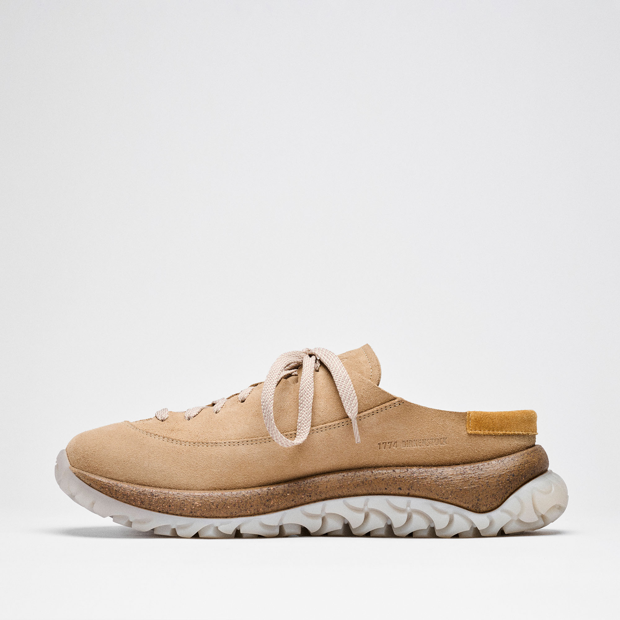 Perfil do sapato híbrido Birkenstock 1774 Uerzell em camurça castanha clara com atacadores, entressola de cortiça exposta e sola translúcida ondulada
