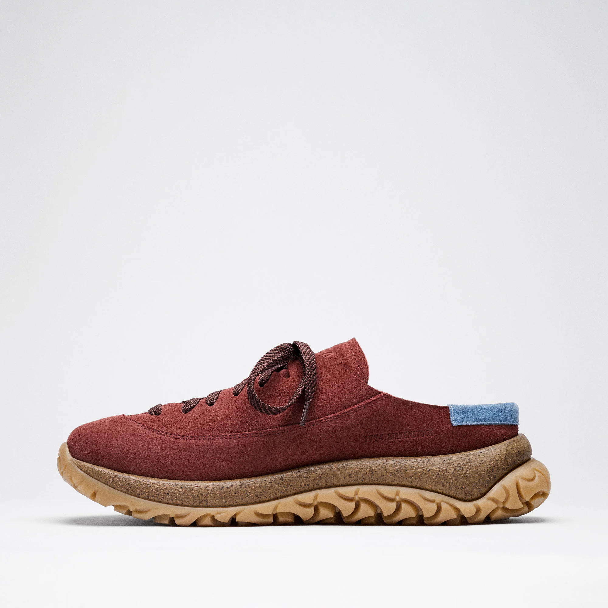Sapato híbrido Birkenstock 1774 Uerzell em camurça bordeaux com atacadores frontais, entressola de cortiça visível e sola de borracha texturizada.