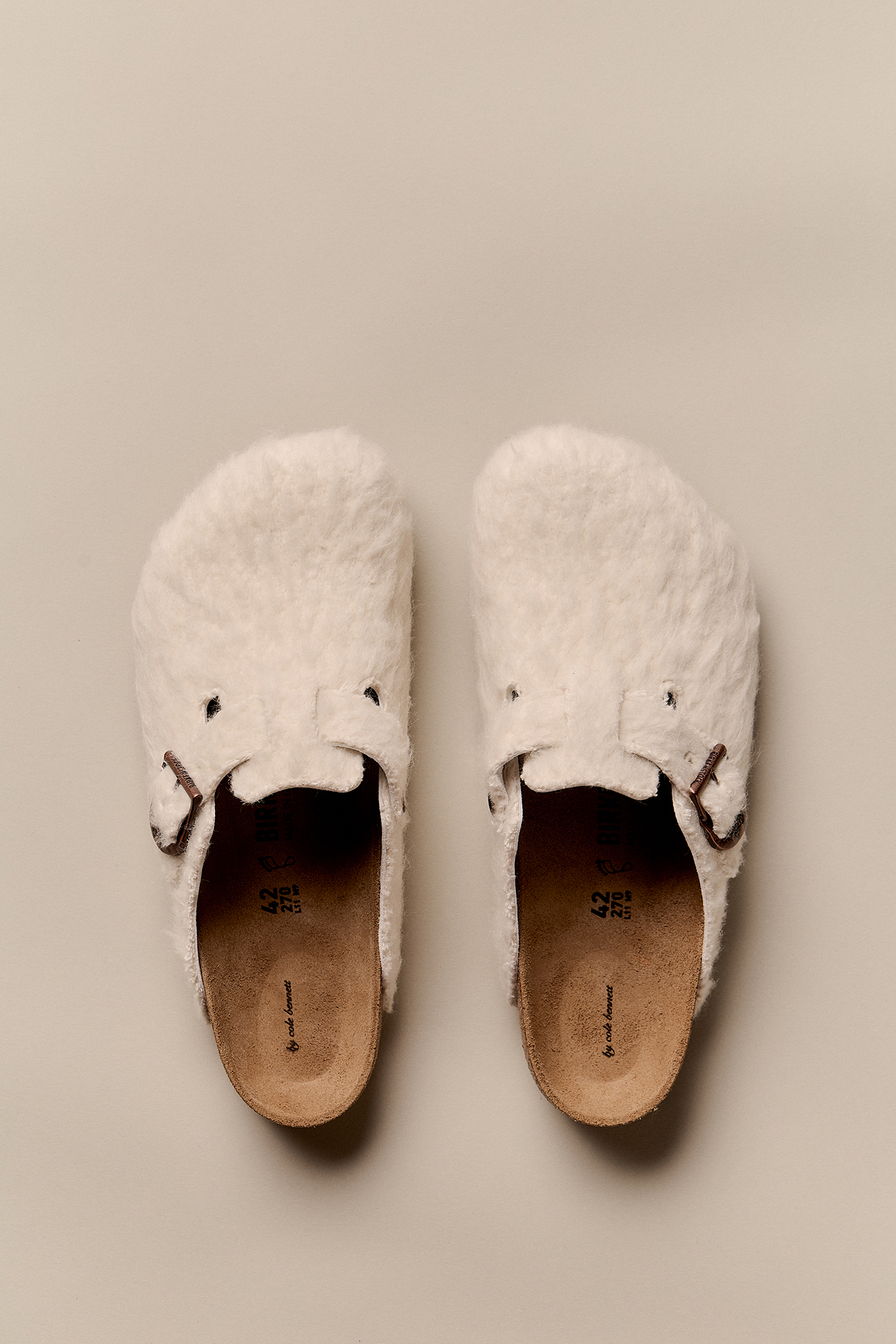 Par de socas Birkenstock Boston Cole Bennett em feltro de lã off-white vistas de cima